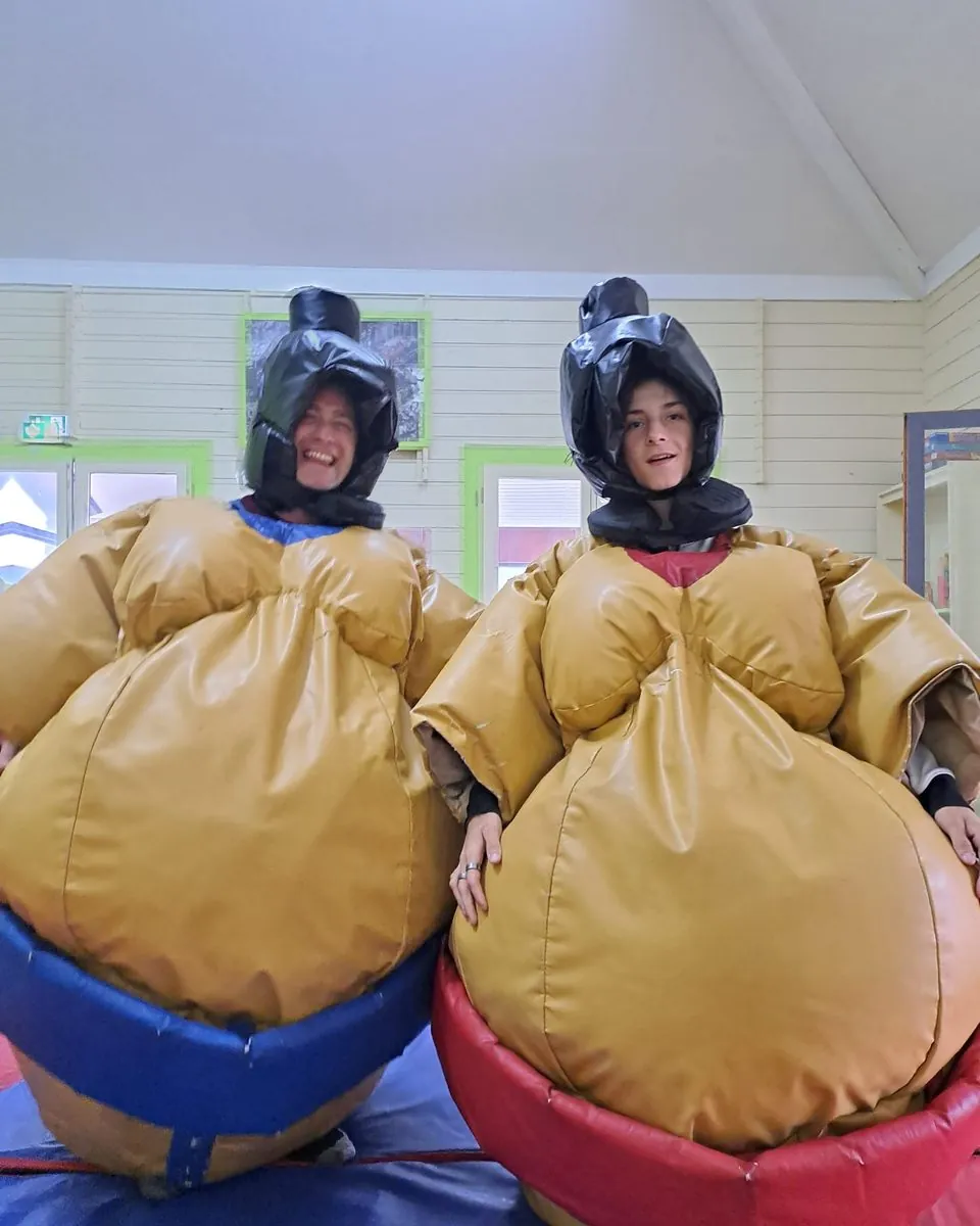 Combat de sumos gonflables pour un EVJF
