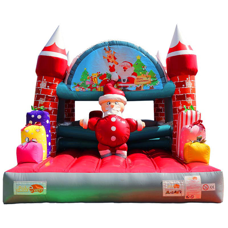 Intérieur du château gonflable Père Noël avec obstacles et personnage central