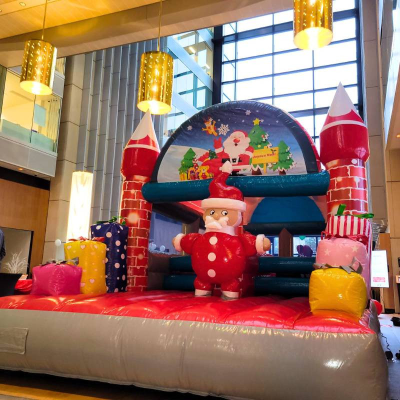 Espace trampoline et tunnel du château gonflable Père Noël