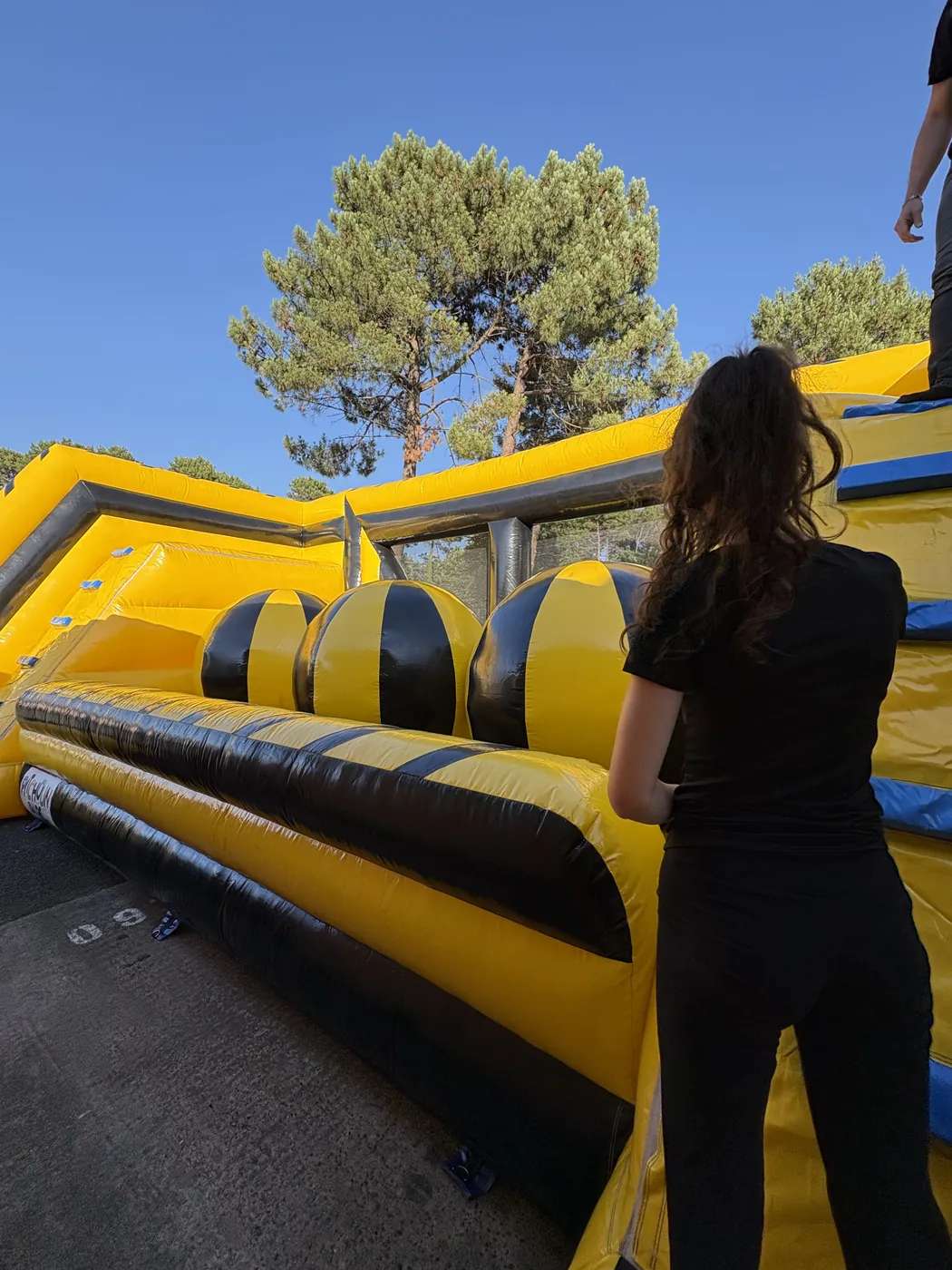 Wipe Out gonflable 10×5m avec boules géantes - Jeux gonflables Funtastic Bassin d'Arcachon