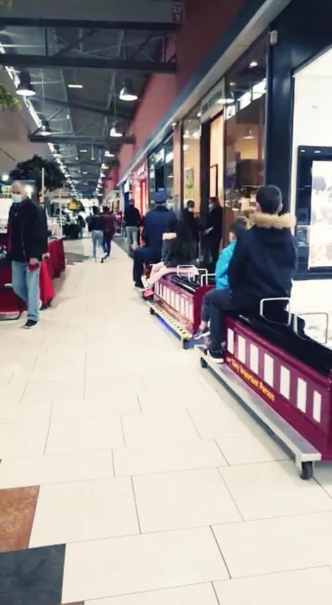 Petit train sur roues avec passagers dans un centre commercial