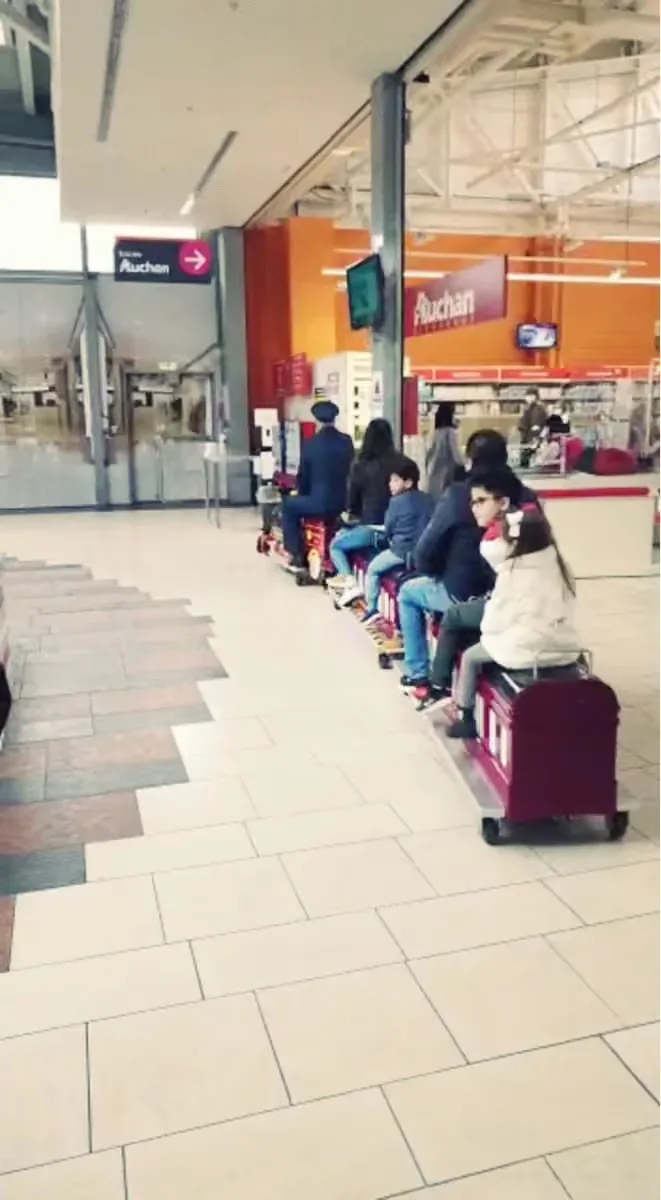 Wagons du petit train événementiel avec enfants et adultes